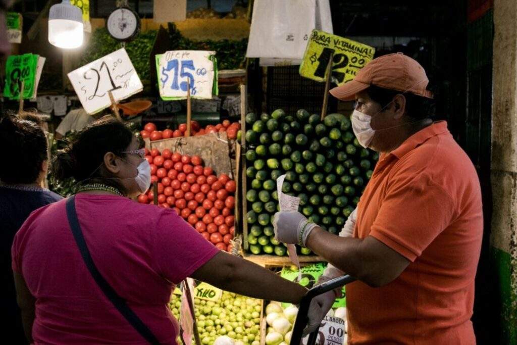 Algunos comerciantes y clientes de la Central de Abastos portan cubrebocas ante el aumento de contagios de Coronavirus Covid-19.