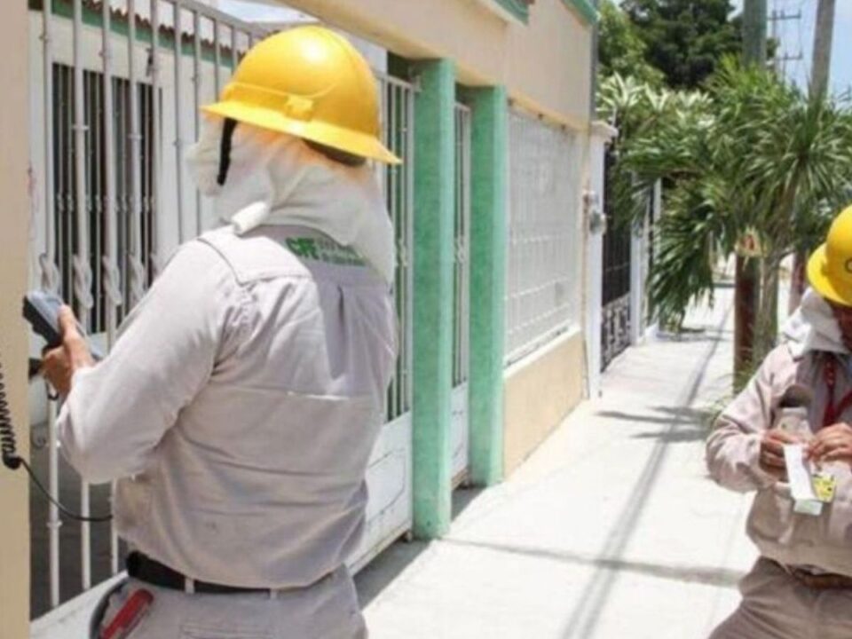 trabajadores_de_la_cfe_en_cancxn.jpg_1902800913