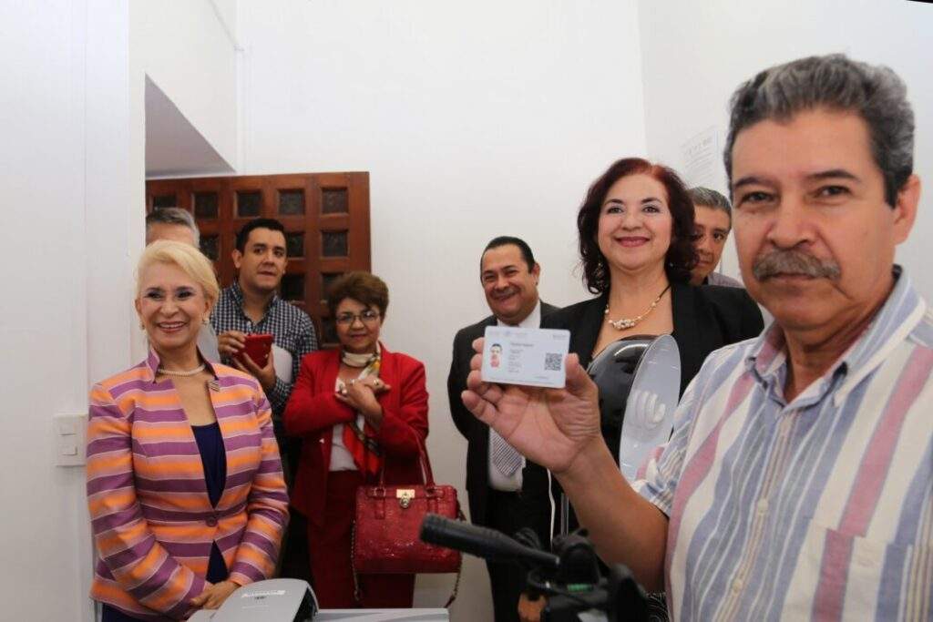 Reducir edad de 68 a 65 años para pensión a adultos mayores