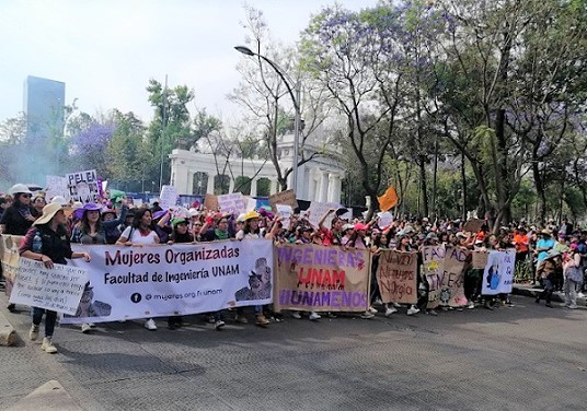 Avanzan contingentes de cientos de mujeres hacia el Zócalo capitalino