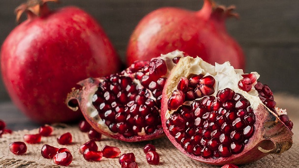 Granos rojos llenos de historia en la granada de uso en la gastronomía