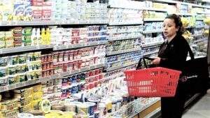 Bajan empresas precio de compra de leche en deterioro de productores