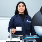 Jessica Quintana, asistente de Investigación en CIMMYT, sostiene un empaque de semillas de trigo para ser procesadas en el VideoMeter.