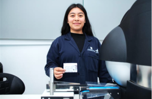 Jessica Quintana, asistente de Investigación en CIMMYT, sostiene un empaque de semillas de trigo para ser procesadas en el VideoMeter.